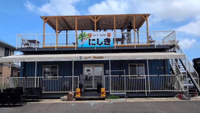 青いコンテナのCafe&BAR「SEA SIDE ニシキ」