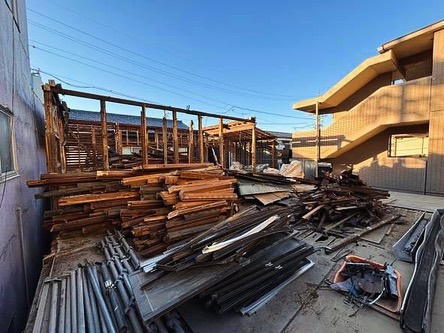 木造家屋解体工事 廃材分別仮置きの様子