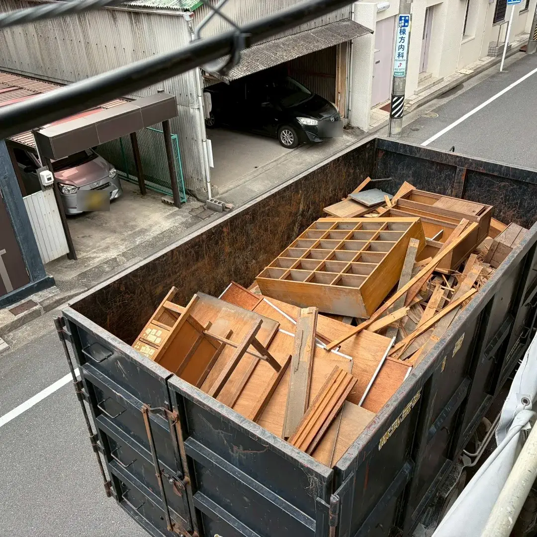 四日市市内装解体工事 廃材をダンプへ積み込む様子